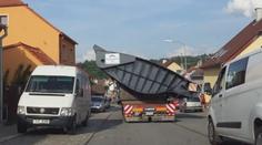 Obří nadměrný náklad projel Českem, na dálnici zabral oba jízdní pruhy!