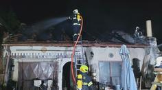 Požár rodinného domu na Břeclavsku. Hasiči zachránili majetek za desítky milionů