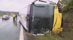 Drsná nehoda: Autobus s dětmi se převrhl u Písku. 20 zraněných