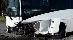 Na Vysočině se srazil osobák s autobusem, zranil se řidič i pasažéři