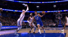 Bizarní faul v NBA. Hráč zablokoval soupeře svou botou v ruce