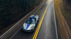 Už i legendární Corvette dostala baterky. I díky nim ale při zrychlení trhá asfalt