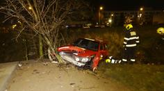 Řidič dojel a napálil auto před sebou, poslal ho do strouhy