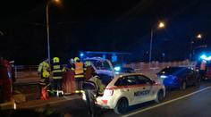 Tramvaj srazila na zastávce v Praze ženu! Po vyproštění zemřela