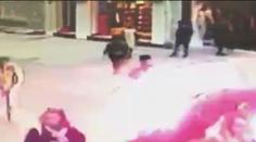 VIDEO: Turisté se rozhlíželi, co se děje, pak explodovala BOMBA!