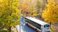 Muž krvácel z obličeje, krev otíral do oděvu dalších lidí v autobuse