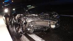 Řidič zničil kultovní auto o svodidla, další nabodla tramvaj