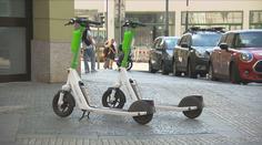 Sdílené elektrokoloběžky by měly v Praze skončit. Hlavní město s nimi už nepočítá