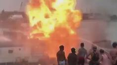 Požár a silné exploze v Manile! Lidé z hořící lodi v panice skákali do řeky