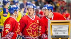 Lidé hlasují, zda Motor postoupí do extraligy. Používají k tomu nedopalky
