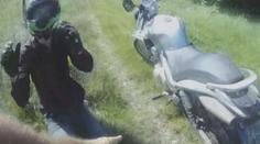 Zdrogovaný motorkář se snažil ujet policistům. Zastavil ho až varovný výstřel