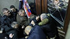 Bělehradem otřásají protesty. Lidé oblehli radnici s pochodněmi v rukách