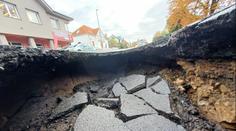 Propad silnice v Praze uzavřel ulici. Dopravu na místě řídila policie