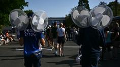 Po dešti brutální horko. Sportovci i fanoušci se v Paříži ochlazují, jak se dá