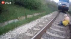TO MUSÍTE VIDĚT! Vlak v Brně zastavil jen několik metrů před sebevražedkyní!