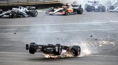 Velkou cenu přerušila hromadná nehoda. Pro první vítězství v F1 si dojel Sainz