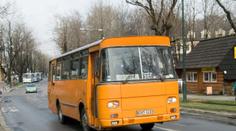 Otřesná nehoda v Polsku: 10letý chlapec vypadl za jízdy z autobusu