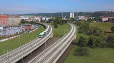 Vlaková trať na pražské letiště stále nestojí. Už teď jsou na ní ale výluky
