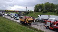Pražský okruh zablokoval požár náklaďáku! Tvořily se dlouhé kolony