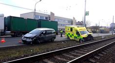Žena se vážně zranila při nehodě. Pak bourala i sanitka, která ji odvážela