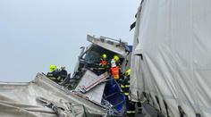 Tragédie na D8! Při nehodě pěti kamionů zemřel jeden člověk