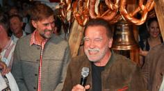 Schwarzenegger vyrazil na lyžařské závody. Fotil se s fotbalovými ikonami