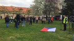 Chcípl PES nechal při protestu válet vlajku po zemi! Nenašli jsme tyč, uvedl