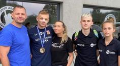 Když jablko nepadá daleko. Synové českého boxera válí v kleci, dcera ve Slavii