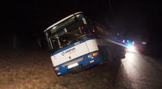 Řidič autobusu podcenil zatáčku, vůz sklouzl do příkopu