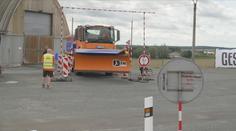 Silničáři poměřili schopnosti s těžkou technikou. Rozhodovala přesnost i rychlost