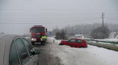 Sníh a ledovka na silnicích: Auta stála na Vysočině i na Plzeňsku
