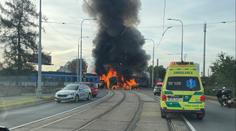 Srážka vlaku a kamionu v Olomouci. Na místě mohutně hořelo