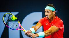 Nadal zahodil mečboly a po tříhodinové bitvě padl. Navíc se nechal ošetřovat