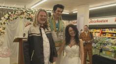 Magické datum, obřad v supermarketu a oddávající Elvis Presley