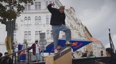 Šílenci na skateboardu pobláznili Prahu. Ve Vršovicích se sešla světová smetánka