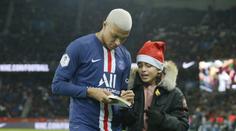 Krásné gesto! Mbappé podepsal fanouškovi knížku přímo na hřišti