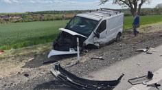 Na sjezdu D7 se čelně srazilo auto s dodávkou. Na místě je šest zraněných