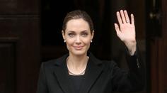 Máte strach z rakoviny prsu jako Angelina Jolie? Víme, co dělat krok po kroku