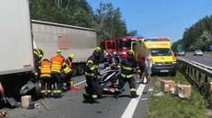 Hromadná nehoda na Berounsku. Řidiče sešrotované dodávky vyprostili hasiči