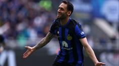 Interu vystřelil výhru Calhanoglu, Barák zářil za Fiorentinu