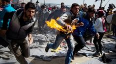 Zoufalý pokus: V řeckém táboře Idomeni se zapálili dva uprchlíci!