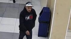 Policie hledá tohoto muže. S nožem měl na nádraží přepadnout cestující