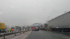 Kamera zachytila tragickou nehodu na D8. Auto vrazilo do kamionu, řidič zemřel