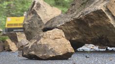 Na silnici v Hřensku padají balvany. Skály jsou po požáru náchylnější