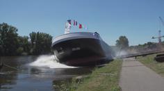 Na Labi spustili obří chemický tanker, měří skoro 100 metrů
