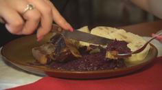 Svíčková nebo vepřo knedlo zelo. Za jídlo v restauracích si pořádně připlatíme