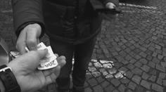 Nic od nich nekupujte! Policie varuje před lidmi, kteří nabízejí zboží na ulici