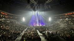 Vánoční koncert se proměnil v pietu. Zpěváci uctili památku studentů