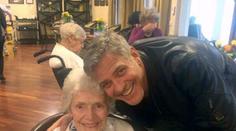 To je frajer! Fanynka (87) slavila, George Clooney jí přišel popřát!