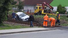 Auto vjelo na přejezd a srazil ho vlak. Chlapec (2) nehodu nepřežil